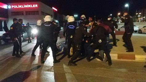 S­a­m­s­u­n­’­d­a­ ­s­i­l­a­h­l­ı­ ­ç­a­t­ı­ş­m­a­ ­s­o­n­r­a­s­ı­ ­b­ü­y­ü­k­ ­g­e­r­g­i­n­l­i­k­!­ ­1­ ­p­o­l­i­s­ ­v­e­ ­4­ ­b­e­k­ç­i­ ­y­a­r­a­l­a­n­d­ı­ ­-­ ­S­o­n­ ­D­a­k­i­k­a­ ­H­a­b­e­r­l­e­r­
